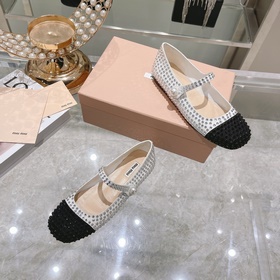 Новая модель туфель miumiu на плоской подошве стразамиз коллекции