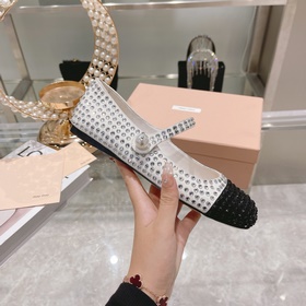 Новая модель туфель miumiu на плоской подошве стразамиз коллекции