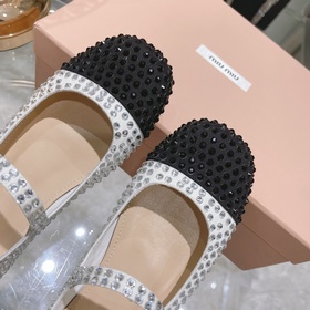 Новая модель туфель miumiu на плоской подошве стразамиз коллекции