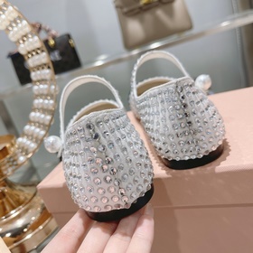 Новая модель туфель miumiu на плоской подошве стразамиз коллекции