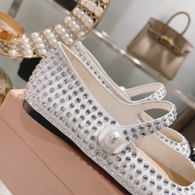 Новая модель туфель miumiu на плоской подошве стразамиз коллекции