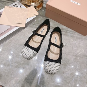 Новая модель туфель miumiu на плоской подошве стразамиз коллекции