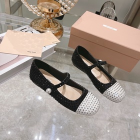 Новая модель туфель miumiu на плоской подошве стразамиз коллекции