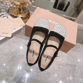 Новая модель туфель miumiu на плоской подошве стразамиз коллекции