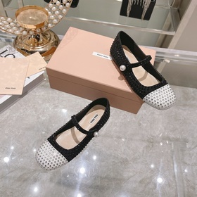 Новая модель туфель miumiu на плоской подошве стразамиз коллекции