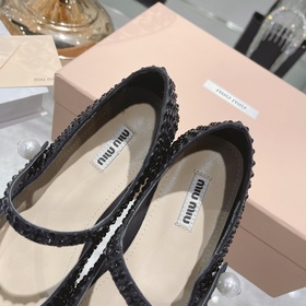 Новая модель туфель miumiu на плоской подошве стразамиз коллекции
