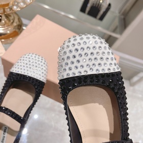 Новая модель туфель miumiu на плоской подошве стразамиз коллекции