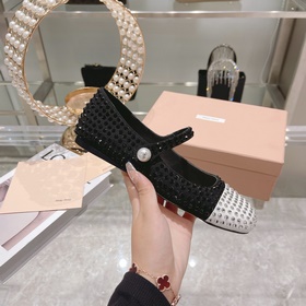 Новая модель туфель miumiu на плоской подошве стразамиз коллекции