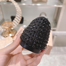 Новая модель туфель miumiu на плоской подошве стразамиз коллекции