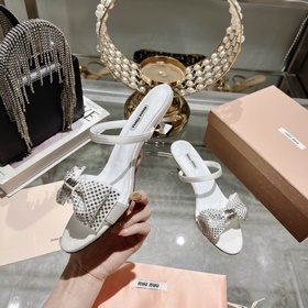 Обновленная модель miumiu весна-лето 2023. Эти сандалии действите