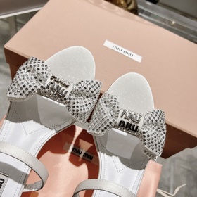 Обновленная модель miumiu весна-лето 2023. Эти сандалии действите