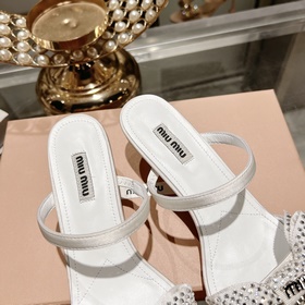 Обновленная модель miumiu весна-лето 2023. Эти сандалии действите