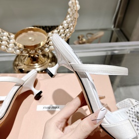 Обновленная модель miumiu весна-лето 2023. Эти сандалии действите