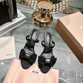 Обновленная модель miumiu весна-лето 2023. Эти сандалии действите