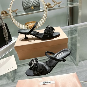 Обновленная модель miumiu весна-лето 2023. Эти сандалии действите