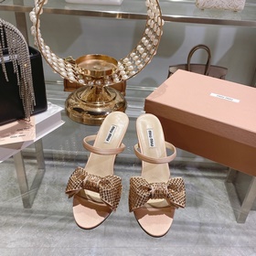 Обновленная модель miumiu весна-лето 2023. Эти сандалии действите