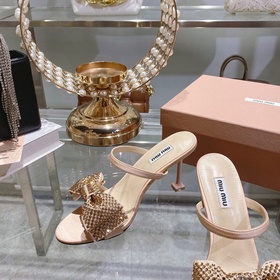 Обновленная модель miumiu весна-лето 2023. Эти сандалии действите