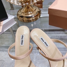 Обновленная модель miumiu весна-лето 2023. Эти сандалии действите
