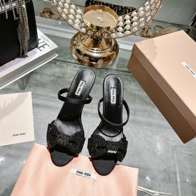 Обновленная модель miumiu весна-лето 2023. Эти сандалии действите
