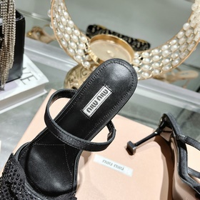 Обновленная модель miumiu весна-лето 2023. Эти сандалии действите