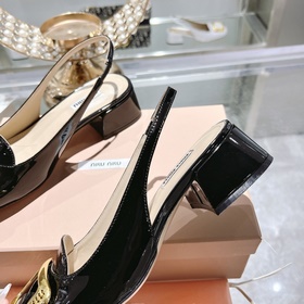 Обновленная модель miumiu весна-лето 2023 года. Простые туфли с к