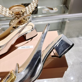 Обновленная модель miumiu весна-лето 2023 года. Простые туфли с к