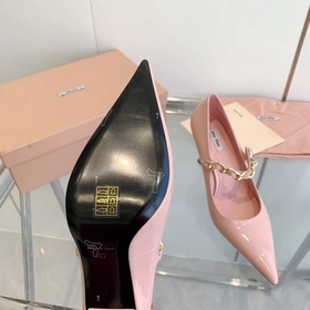 Модные туфли miumiu весна 2023, туфли с заостренным носком и тонк