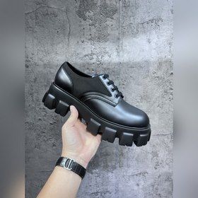 Мужские туфли Prada 2023 года с треугольным эмалевым логотипом, с