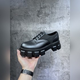 Мужские туфли Prada 2023 года с треугольным эмалевым логотипом, с