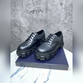 Мужские туфли Prada 2023 года с треугольным эмалевым логотипом, с