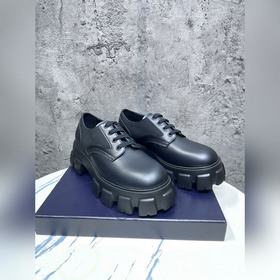 Мужские туфли Prada 2023 года с треугольным эмалевым логотипом, с