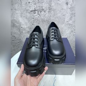 Мужские туфли Prada 2023 года с треугольным эмалевым логотипом, с