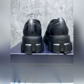 Мужские туфли Prada 2023 года с треугольным эмалевым логотипом, с