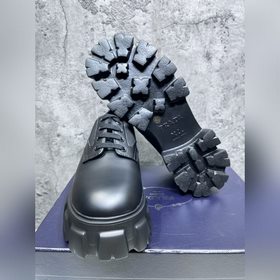 Мужские туфли Prada 2023 года с треугольным эмалевым логотипом, с