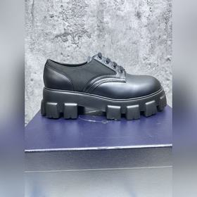 Мужские туфли Prada 2023 года с треугольным эмалевым логотипом, с