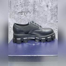 Мужские туфли Prada 2023 года с треугольным эмалевым логотипом, с