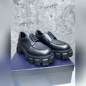 Мужские туфли Prada 2023 года с треугольным эмалевым логотипом, с