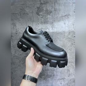 Мужские туфли Prada 2023 года с треугольным эмалевым логотипом, с