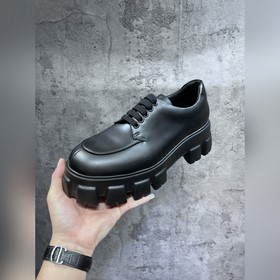 Мужские туфли Prada 2023 года с треугольным эмалевым логотипом, с