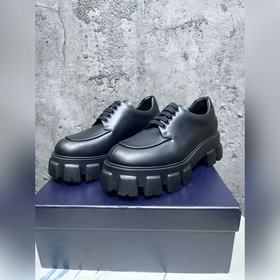 Мужские туфли Prada 2023 года с треугольным эмалевым логотипом, с