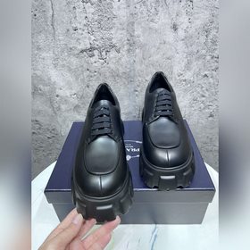 Мужские туфли Prada 2023 года с треугольным эмалевым логотипом, с