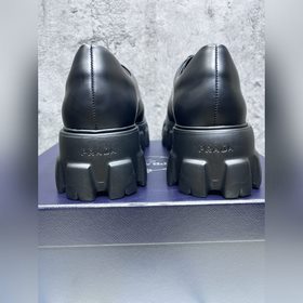 Мужские туфли Prada 2023 года с треугольным эмалевым логотипом, с