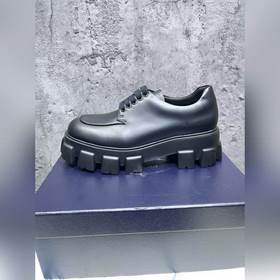 Мужские туфли Prada 2023 года с треугольным эмалевым логотипом, с