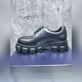 Мужские туфли Prada 2023 года с треугольным эмалевым логотипом, с