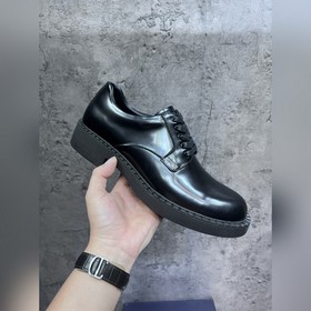 Мужские лоферы Prada 2023 ранней осени с треугольным логотипом. О