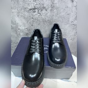 Мужские лоферы Prada 2023 ранней осени с треугольным логотипом. О