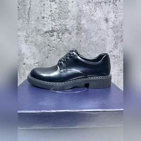 Мужские лоферы Prada 2023 ранней осени с треугольным логотипом. О