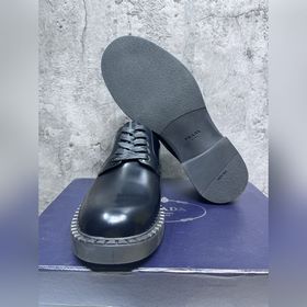 Мужские лоферы Prada 2023 ранней осени с треугольным логотипом. О