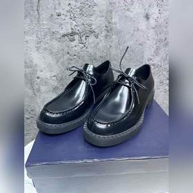 Мужские лоферы Prada 2023 ранней осени с треугольным логотипом. О