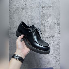 Мужские лоферы Prada 2023 ранней осени с треугольным логотипом. О
